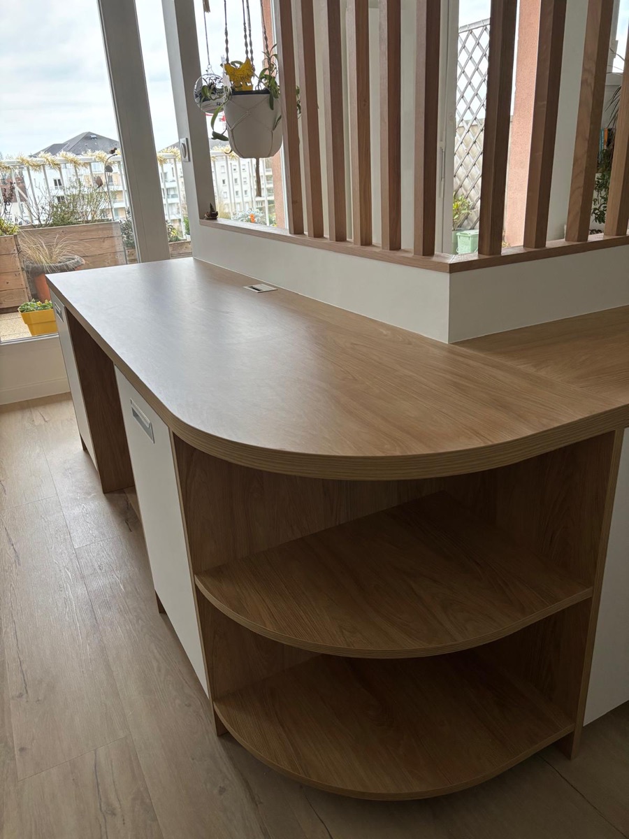 Détail d’un autre aménagement Godel : plateau arrondi en bois et rangements intégrés